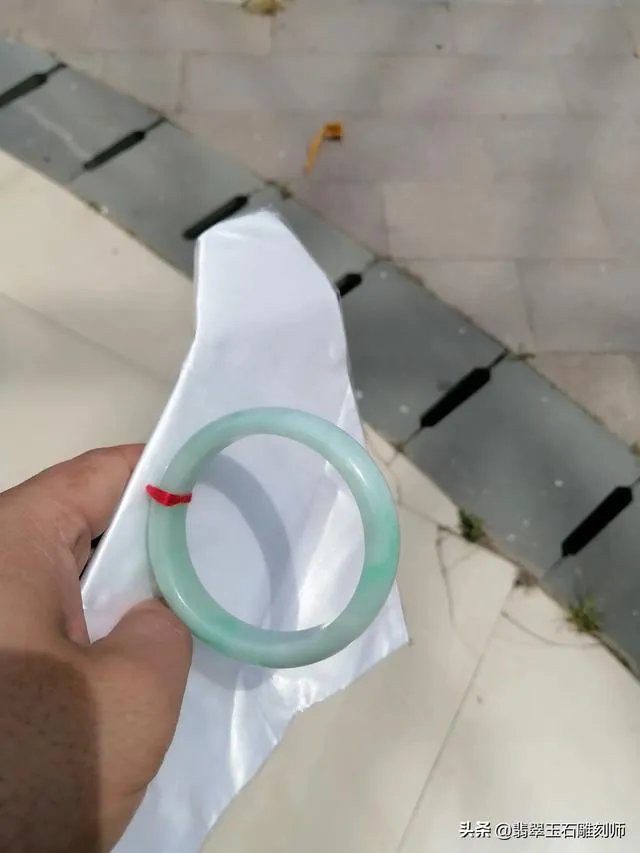 大家帮忙看看这手镯是真玉吗?