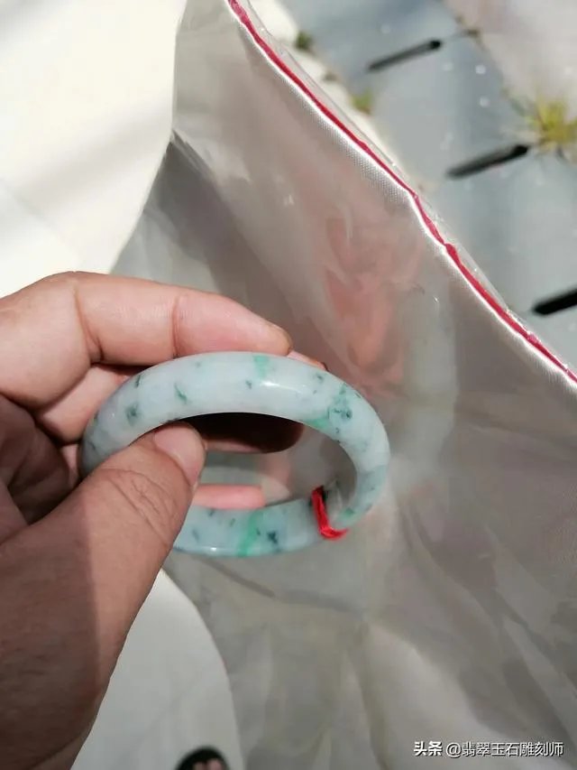 大家帮忙看看这手镯是真玉吗?