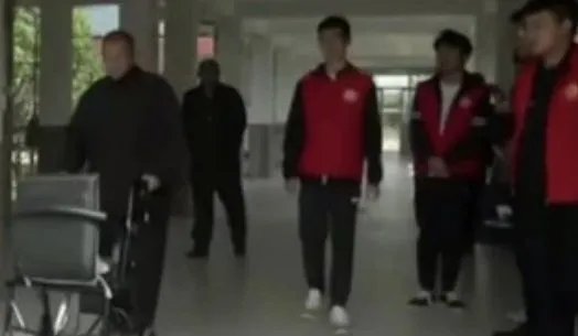 大学生发明老人起行无忧椅,这种椅子实用吗,该如何操作?