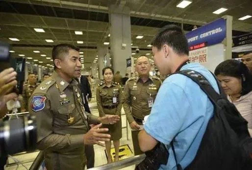 中国游客在泰国遭武装人员抢劫,泰国官方对此有何回应?