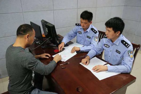 连开四张罚单的民警被停职,他做错了什么?