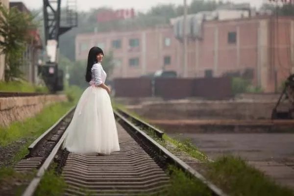 关于4女子铁轨上拍婚纱照被罚一事,你有何看法?