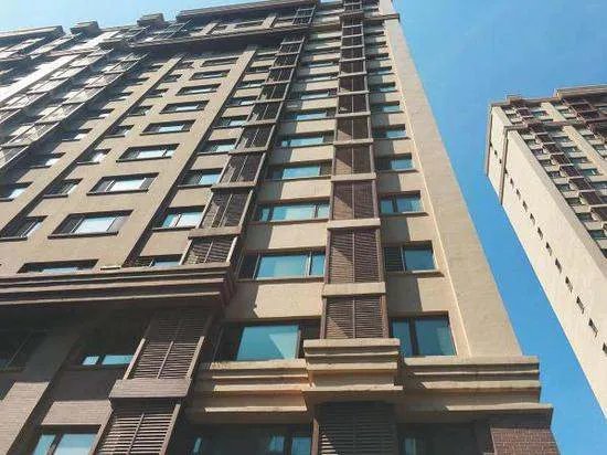 西安一小区天降百元大钞,钱是怎么被扔下来的?