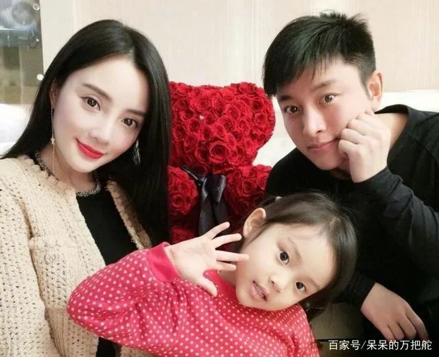 甜馨和妈妈逛街遭偷拍,李小璐迅速遮住甜馨的脸,不能给孩子一点隐私吗?