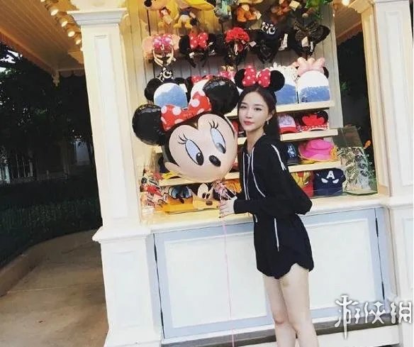 王思聪新恋情坐实:嫩模女友嘟嘴卖萌短裙显纤细美腿