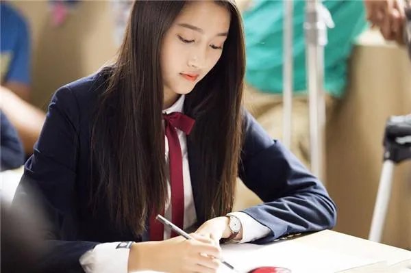 林妙可军训跟同学合影,为什么能凭学生气圈好感?