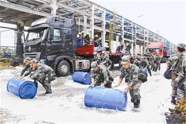 救援官兵满身泥泞吃饭,哪些瞬间超暖人心?