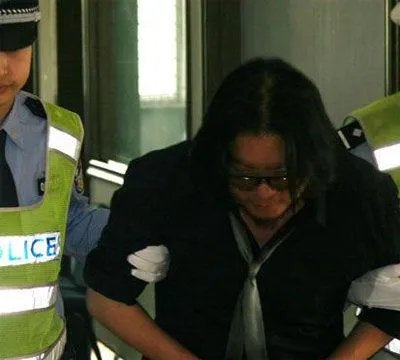 济南酒驾司机逃跑200米被抓,怼交警:我是有身份的人。这事你怎么看?