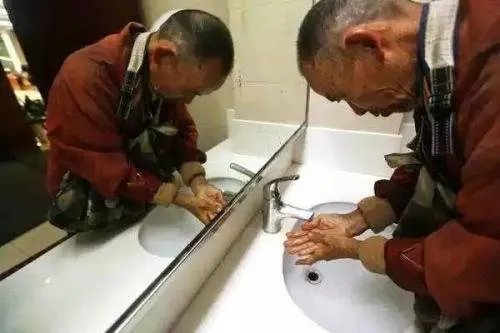 那个让我们感觉贫瘠的拾荒老人韦思浩，逝世后给我们留下了什么？