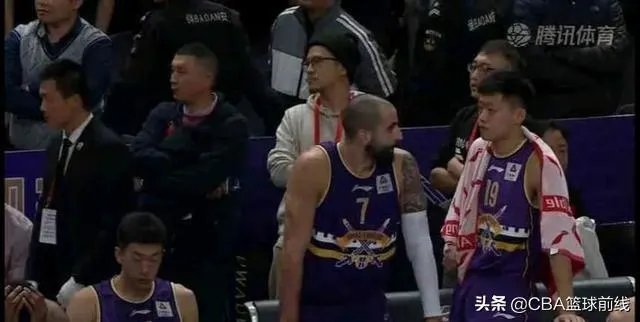 北控遭绝杀后,场边的杨毅难掩失落!他不是解说员吗?为什么不保持中立的态度呢?