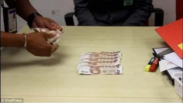 哪里的安检员传送带上偷现金?