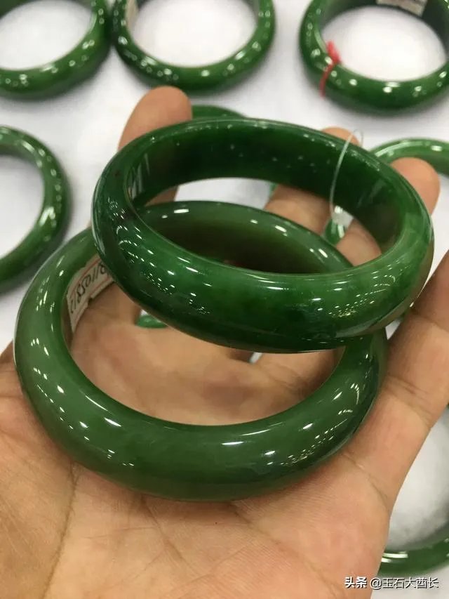 大家帮忙看看这手镯是真玉吗?