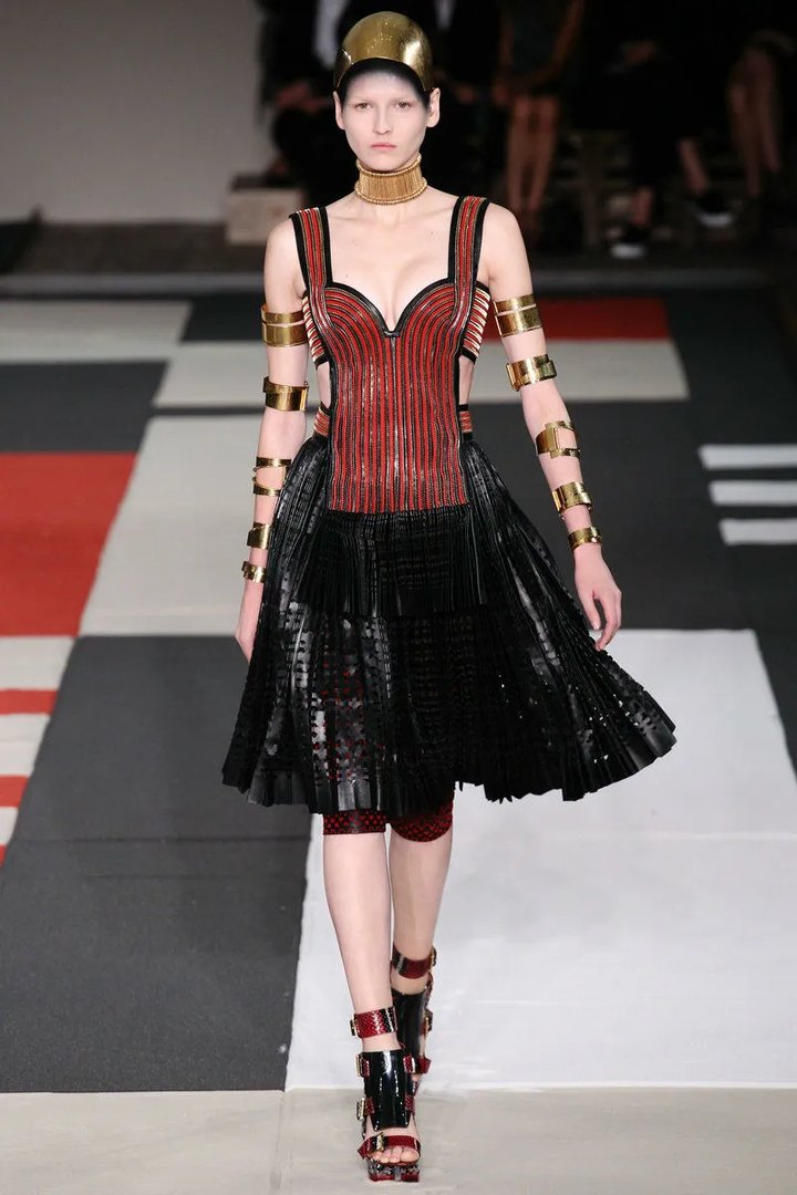 【设计快讯】巴黎时装周直击-2！Alexander McQueen 2014春夏女装