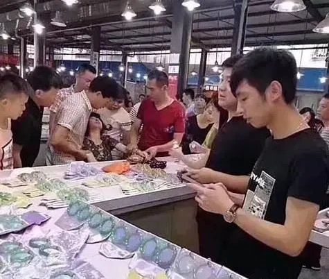 女游客云南试戴30万玉镯碎了当场吓晕是怎么回事?