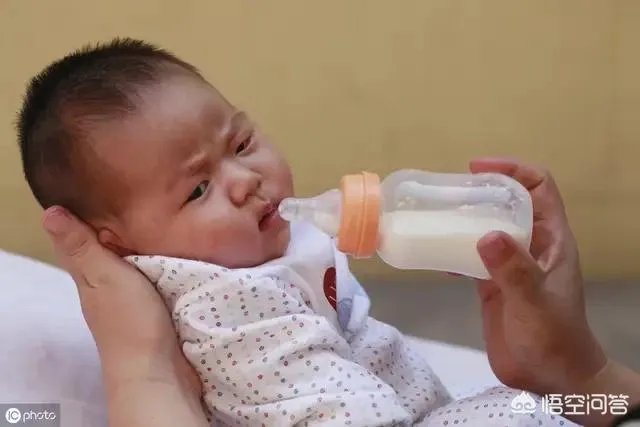 广州公交车上，大人拿起塑料袋给自己的小孩拉大便，你怎么看？