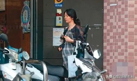 6月17日郭碧婷腹部隆起似皮球被猜测怀孕,为什么明星生子这么多人关注?