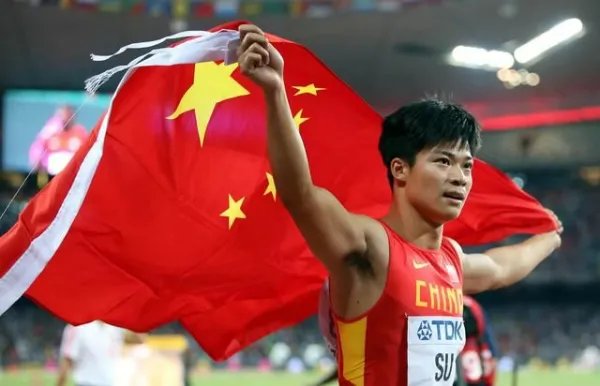 苏炳添给老人发红包,每人一百共计16万,却被吐槽抠门,对此你怎么看?