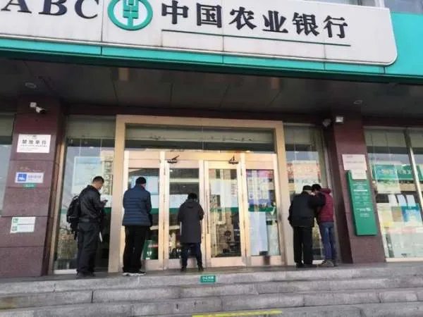 银行回应高温天拒绝市民入内排队!是哪家银行?你怎么看?