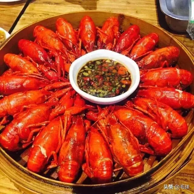 养殖户们连叫亏本,消费者们又大呼吃不起,小龙虾困境如何破解?