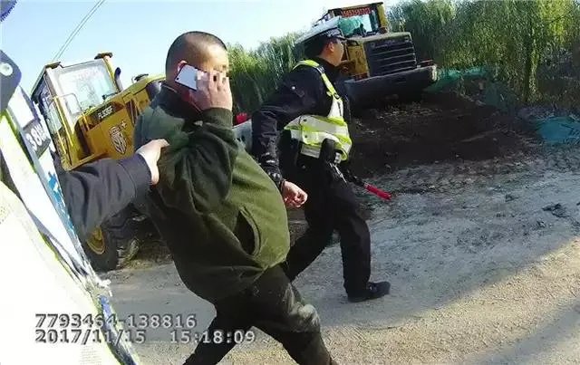 济南酒驾司机逃跑200米被抓,怼交警:我是有身份的人。这事你怎么看?