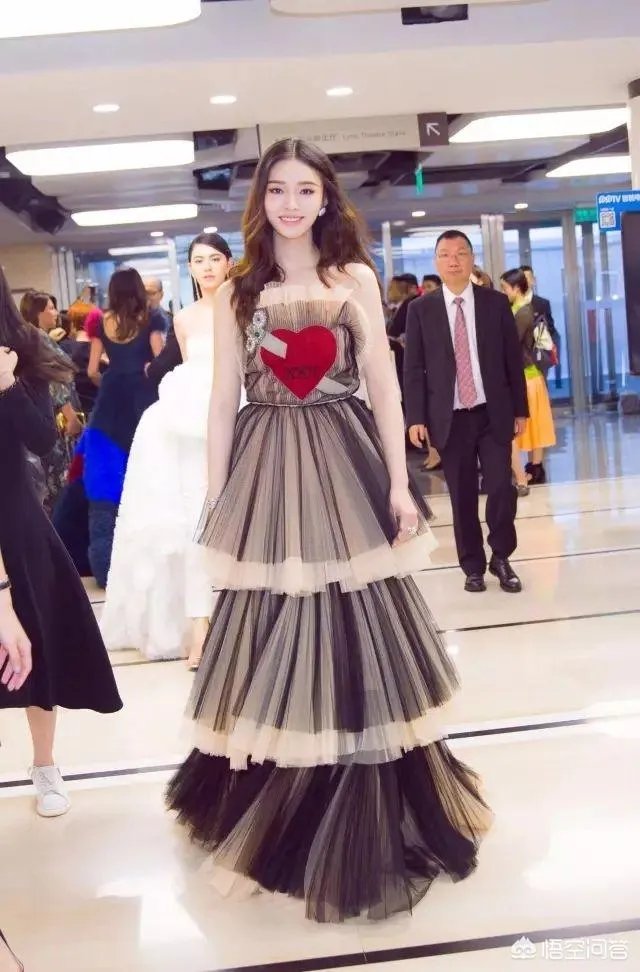 相比来说五官不是最精致的林允,为什么看起来反而更舒服?