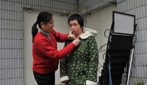 安徽16岁少女周岩,因拒绝官二代被泼汽油毁容,如今过得怎样了?
