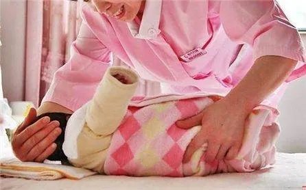保姆投诉雇主留下孩子失联，孩子该怎么办？