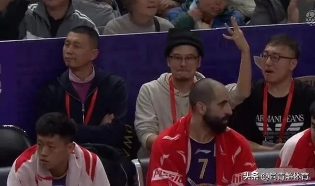 北控遭绝杀后,场边的杨毅难掩失落!他不是解说员吗?为什么不保持中立的态度呢?