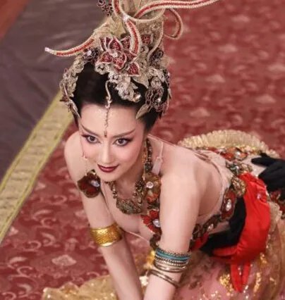 新封神李依晓剧照露胸尺度大  发布会回应整容事件