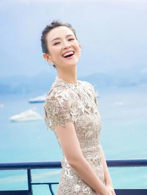 章子怡二胎产子后复出,骨相大不如前,生图胶原蛋白流失严重,这是怎么了?