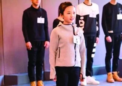 林妙可军训跟同学合影,为什么能凭学生气圈好感?