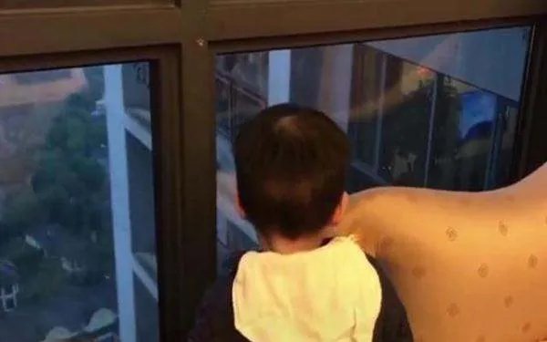 西安一小区天降百元大钞,钱是怎么被扔下来的?