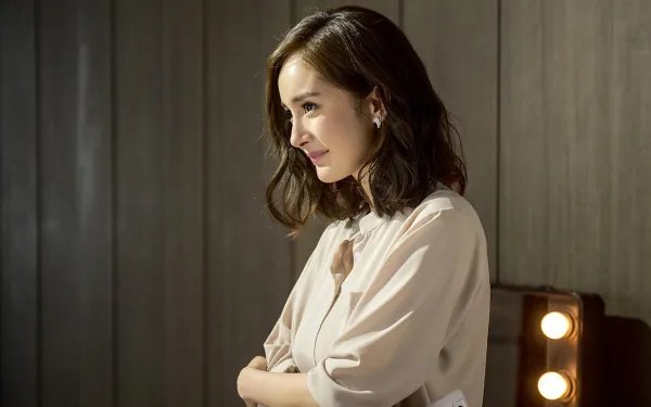 杨幂当众挖鼻孔上热搜,网友却更关注她对助理摆脸色?