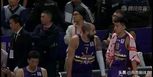 北控遭绝杀后,场边的杨毅难掩失落!他不是解说员吗?为什么不保持中立的态度呢?