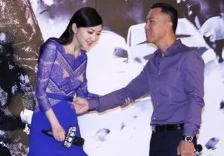 成龙不敢碰她,甄子丹想搂没搂到,王思聪不敢撕,却被任嘉伦吻了,她是谁?