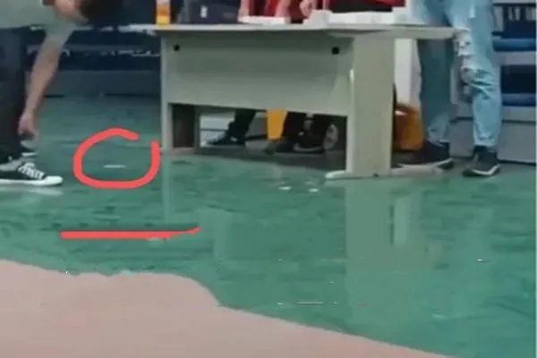 发员工证件时随手扔地上,你觉得这样的公司能留住人吗?