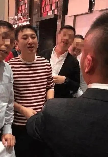 国民老公王思聪参加老同学婚礼,大手笔随礼30万,这事你怎么看?