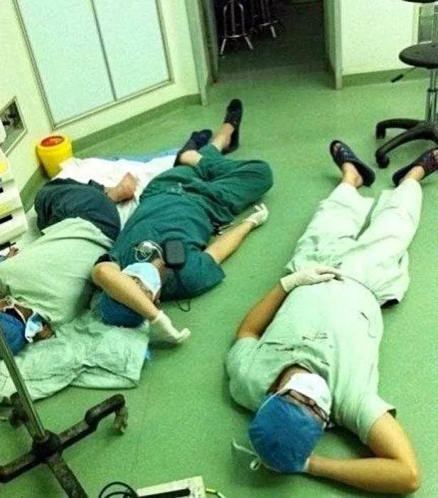 90后医生连做4台手术累倒,医生做一台手术有多累?