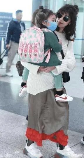 如何评价贾静雯晒女儿的合照?
