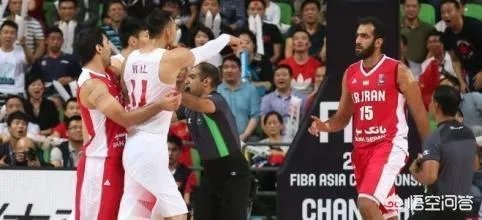 易建联为什么会和哈达迪在比赛中多次发生冲突？他们结怨的起源是什么？