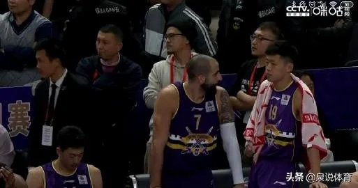 北控遭绝杀后,场边的杨毅难掩失落!他不是解说员吗?为什么不保持中立的态度呢?