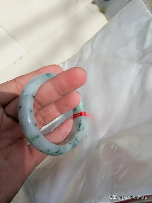 大家帮忙看看这手镯是真玉吗?