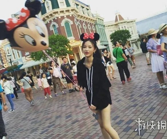 王思聪新恋情坐实:嫩模女友嘟嘴卖萌短裙显纤细美腿