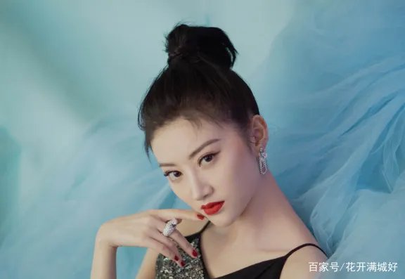 成龙不敢碰她,甄子丹想搂没搂到,王思聪不敢撕,却被任嘉伦吻了,她是谁?