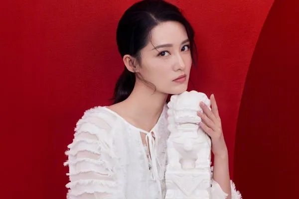 李沁求生欲满满,是娱乐圈的一股清流,她凭什么得到如此称赞?