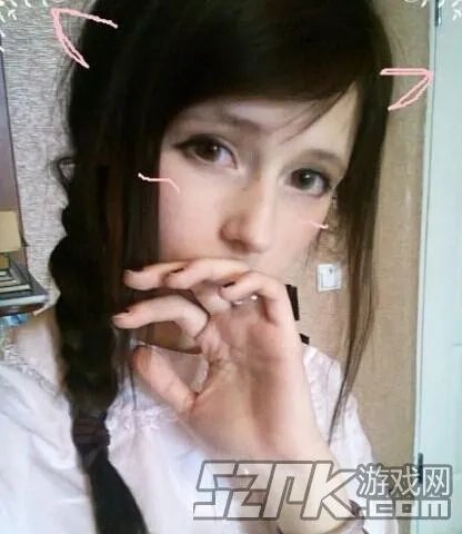 俄罗斯萌妹子扮“二次元萝莉吸血鬼”爆红