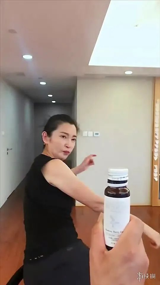 女星李冰冰”踢瓶盖“挑战成功 动作实在太帅了!