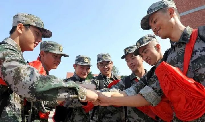 00后苗族小伙参军全寨送行,现场情况如何令人动容?