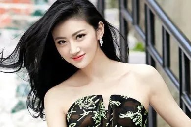 成龙不敢碰她,甄子丹想搂没搂到,王思聪不敢撕,却被任嘉伦吻了,她是谁?