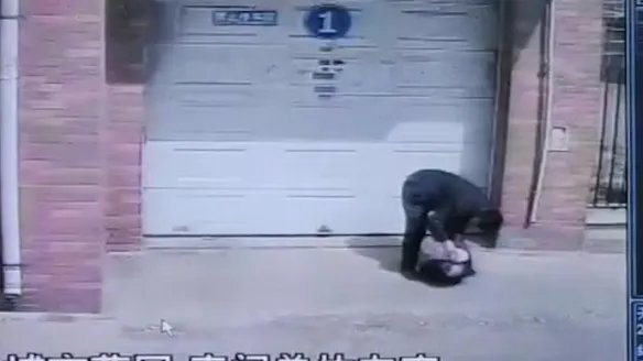 快递包裹暂放路边被老太拿走24个!警方称不构成盗窃